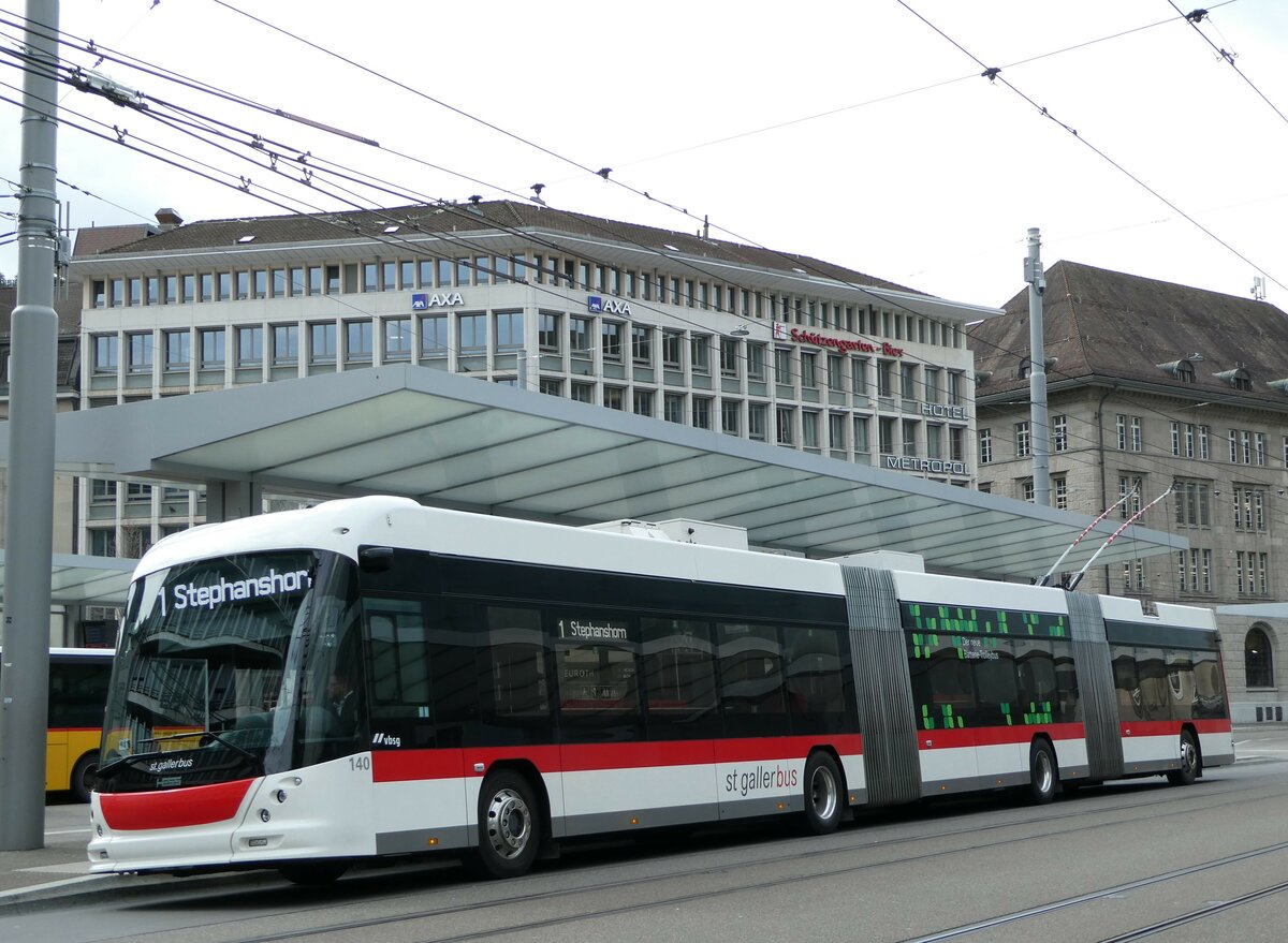 (248'432) - St. Gallerbus, St. Gallen - Nr. 140 - Hess/Hess Doppelgelenktrolleybus am 13. April 2023 beim Bahnhof St. Gallen
