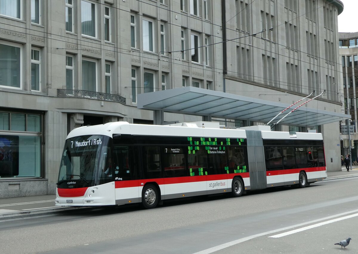 (248'435) - St. Gallerbus, St. Gallen - Nr. 117/SG 467'117 - Hess/Hess Gelenktrolleybus am 13. April 2023 beim Bahnhof St. Gallen