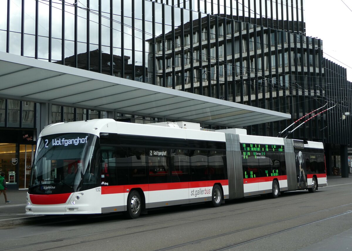 (248'452) - St. Gallerbus, St. Gallen - Nr. 132 - Hess/Hess Doppelgelenktrolleybus am 13. April 2023 beim Bahnhof St. Gallen