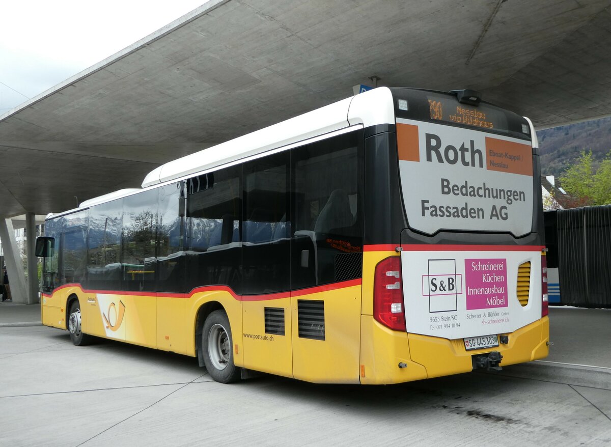 (248'498) - PostAuto Ostschweiz - SG 445'303/PID 10'781 - Mercedes am 13. April 2023 beim Bahnhof Buchs