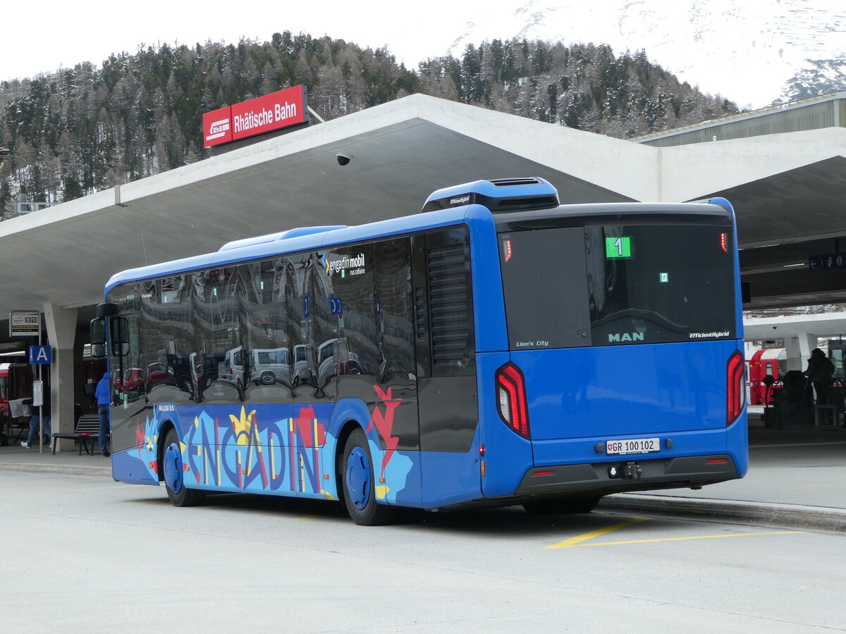 (248'621) - Engadin Bus, St. Moritz - Nr. 102/GR 100'102 - MAN am 15. April 2023 beim Bahnhof St. Moritz