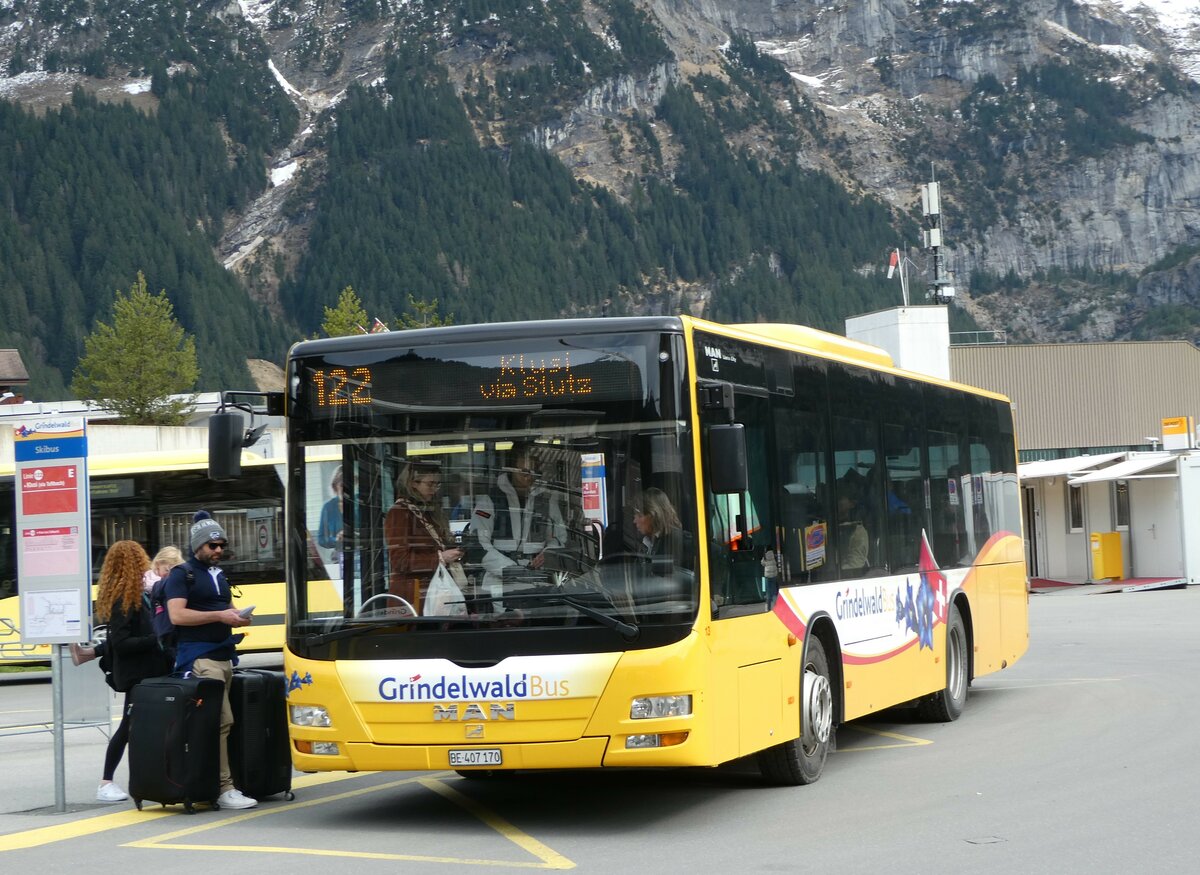 (248'843) - Grindelwaldbus, Grindelwald - Nr. 13/BE 407'170 - MAN/Gppel am 18. April 2023 beim Bahnhof Grindelwald