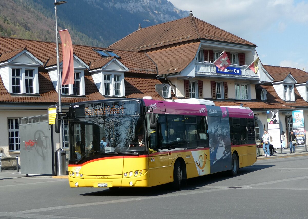(248'898) - PostAuto Bern - BE 610'537/PID 5070 - Solaris am 19. April 2023 beim Bahnhof Interlaken Ost
