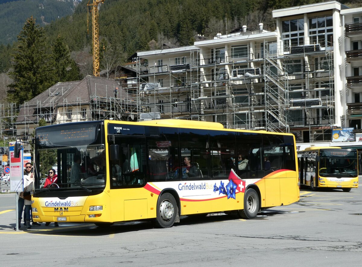 (248'951) - Grindelwaldbus, Grindelwald - Nr. 13/BE 407'170 - MAN/Gppel am 21. April 2023 beim Bahnhof Grindelwald