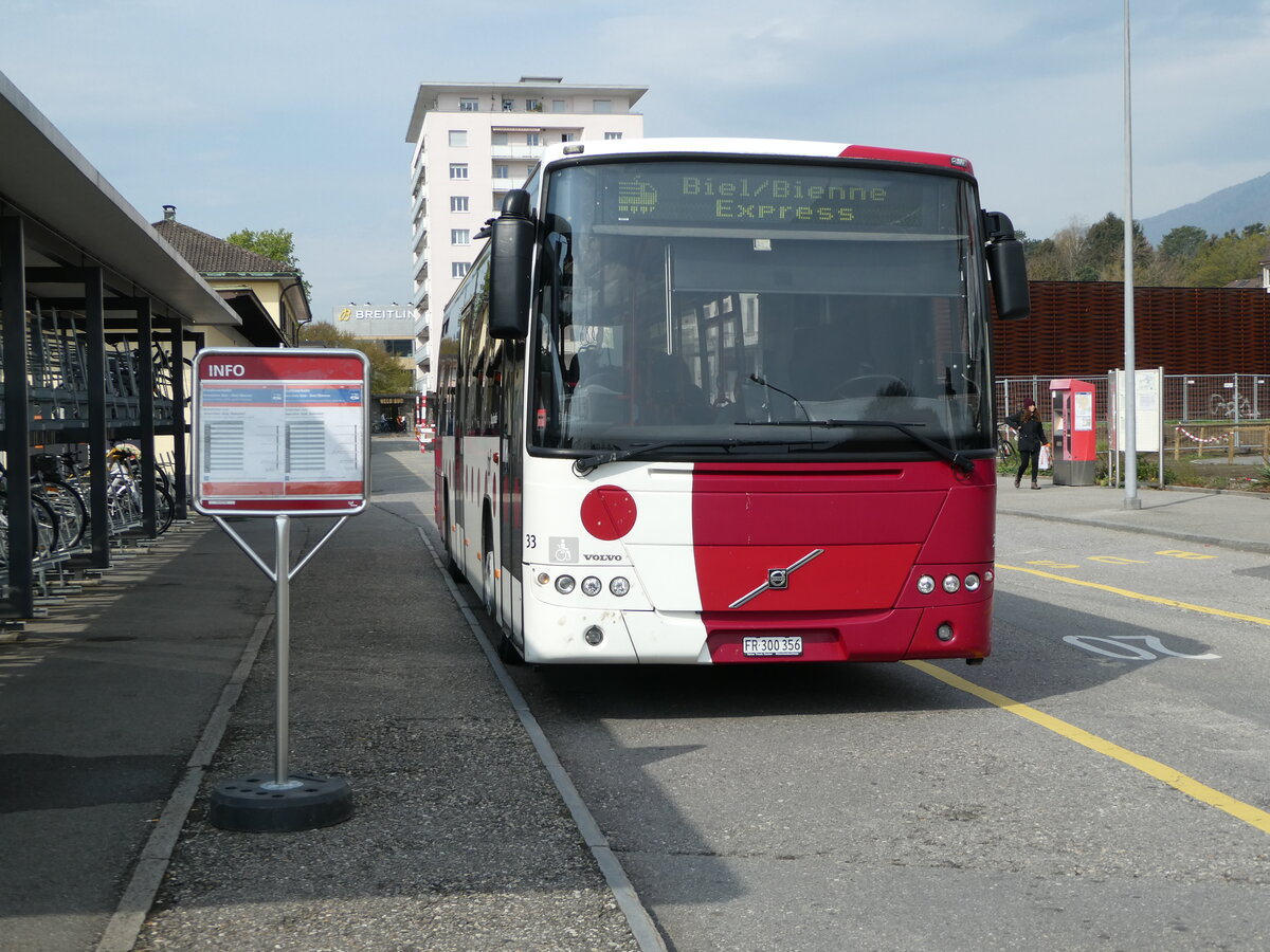 (249'004) - TPF Fribourg - Nr. 33/FR 300'356 - Volvo am 22. April 2023 beim Bahnhof Grenchen Sd