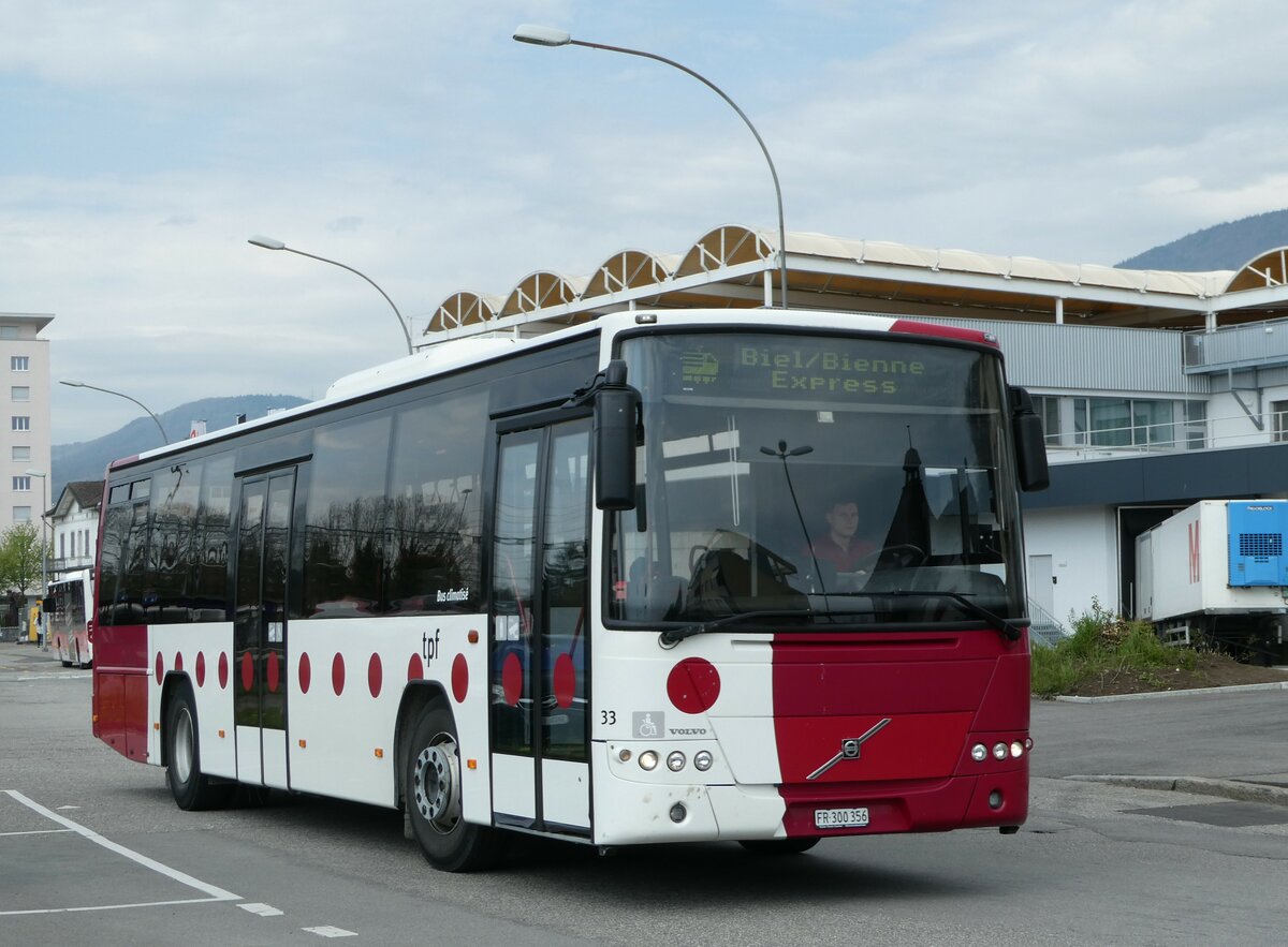 (249'013) - TPF Fribourg - Nr. 33/FR 300'356 - Volvo am 22. April 2023 beim Bahnhof Grenchen Sd