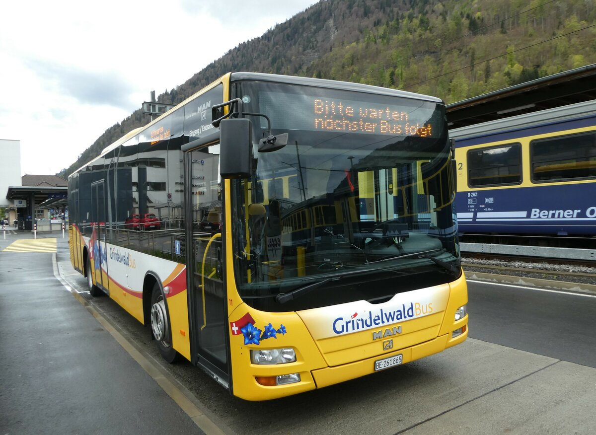 (249'165) - Grindelwaldbus, Grindelwald - Nr. 11/BE 261'865 - MAN/Gppel am 28. April 2023 beim Bahnhof Interlaken Ost