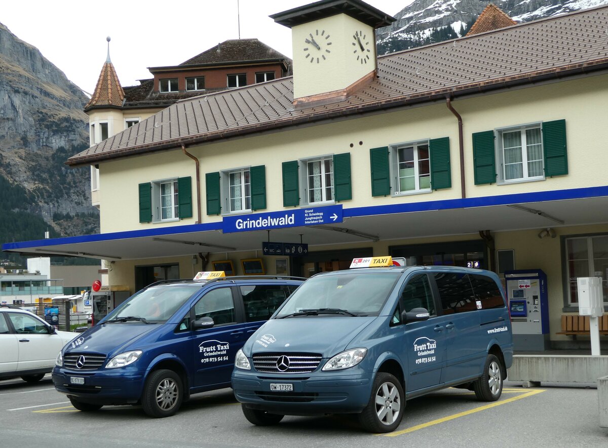 (249'210) - Frutt Taxi, Grindelwald - OW 17'372 - Mercedes am 28. April 2023 beim Bahnhof Grindelwald