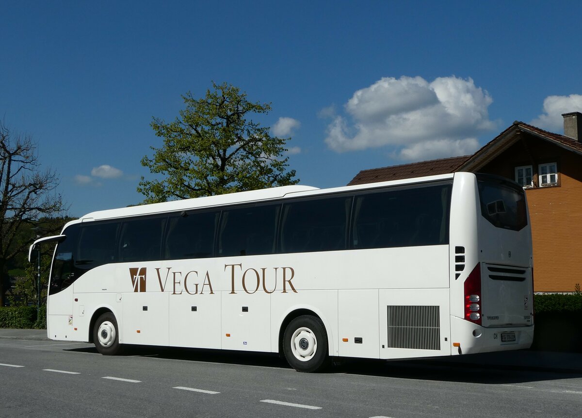 (249'483) - Vega Tour, Luzern - SG 378'431 - Volvo am 3. Mai 2023 beim Bahnhof Spiez