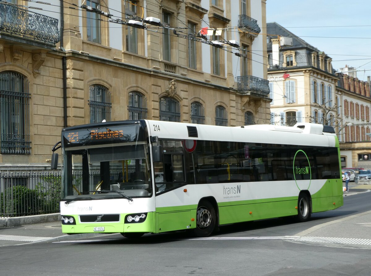 (249'579) - transN, La Chaux-de-Fonds - Nr. 214/NE 93'214 - Volvo (ex TN Neuchtel Nr. 214) am 5. Mai 2023 in Neuchtel, Place Pury