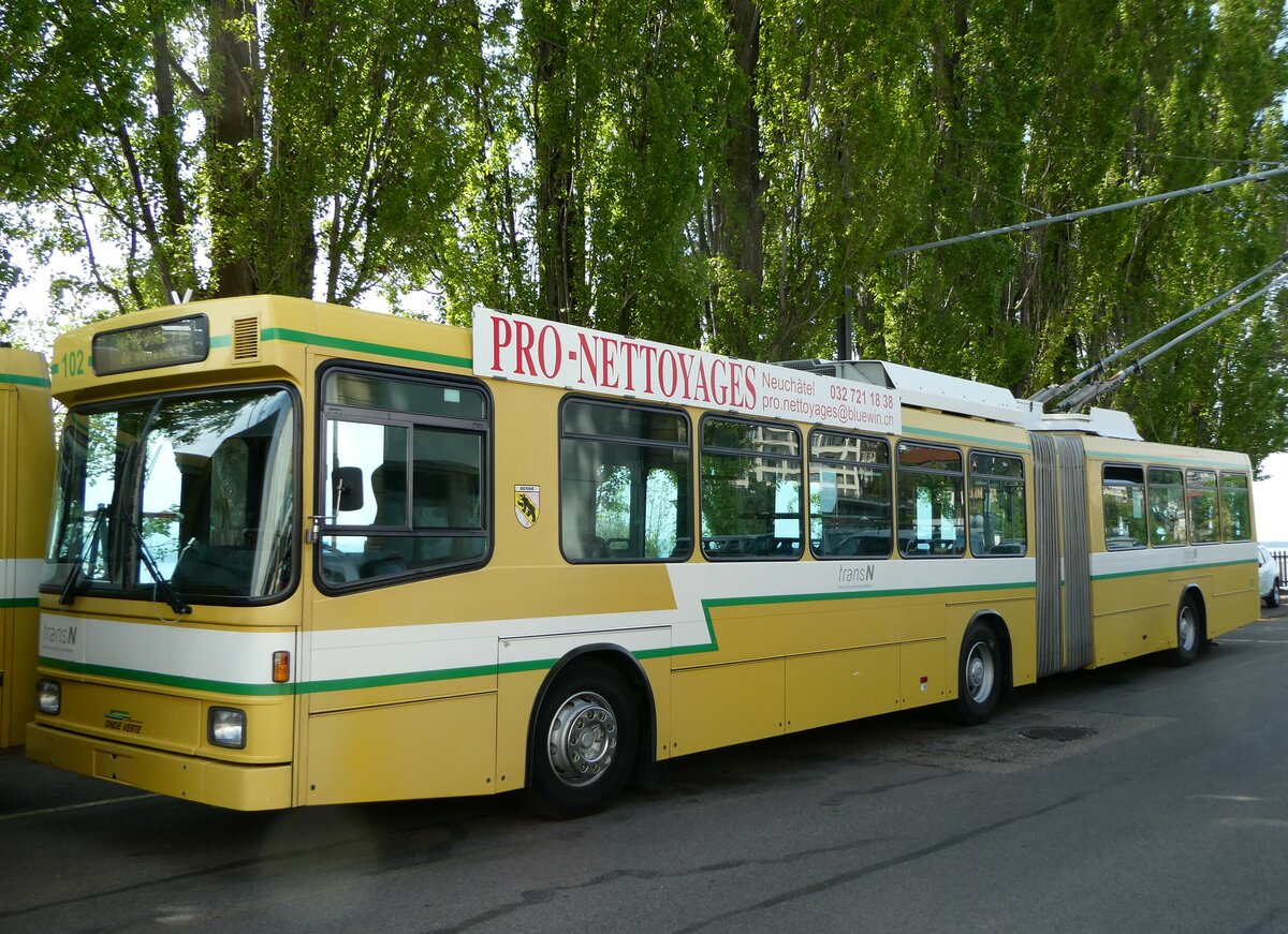(249'616) - transN, La Chaux-de-Fonds - Nr. 102 - NAW/Hess Gelenktrolleybus (ex TN Neuchtel Nr. 102) am 5. Mai 2023 in Neuchtel, Dpt