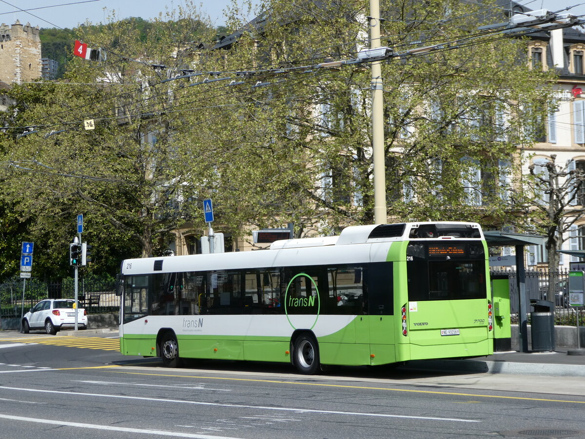 (249'623) - transN, La Chaux-de-Fonds - Nr. 216/NE 93'216 - Volvo (ex TN Neuchtel Nr. 216) am 5. Mai 2023 in Neuchtel, Place Pury