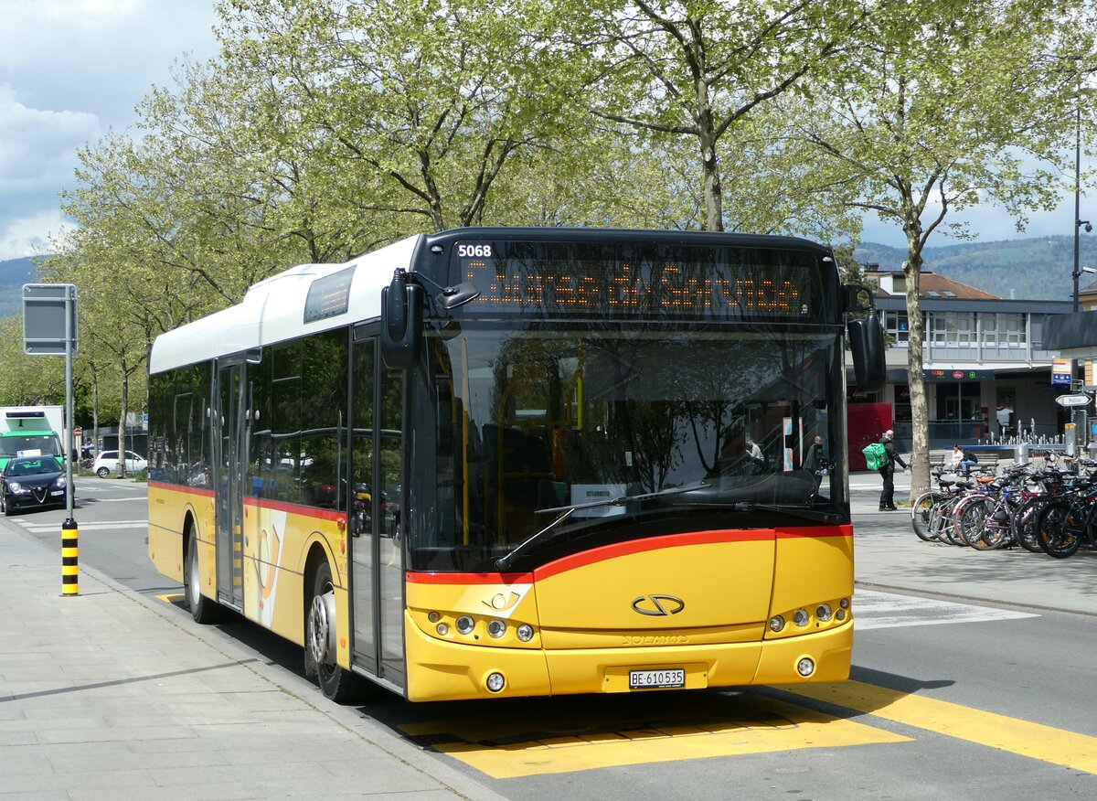 (249'653) - PostAuto Bern - BE 610'535/PID 5068 - Solaris am 5. Mai 2023 beim Bahnhof Yverdon