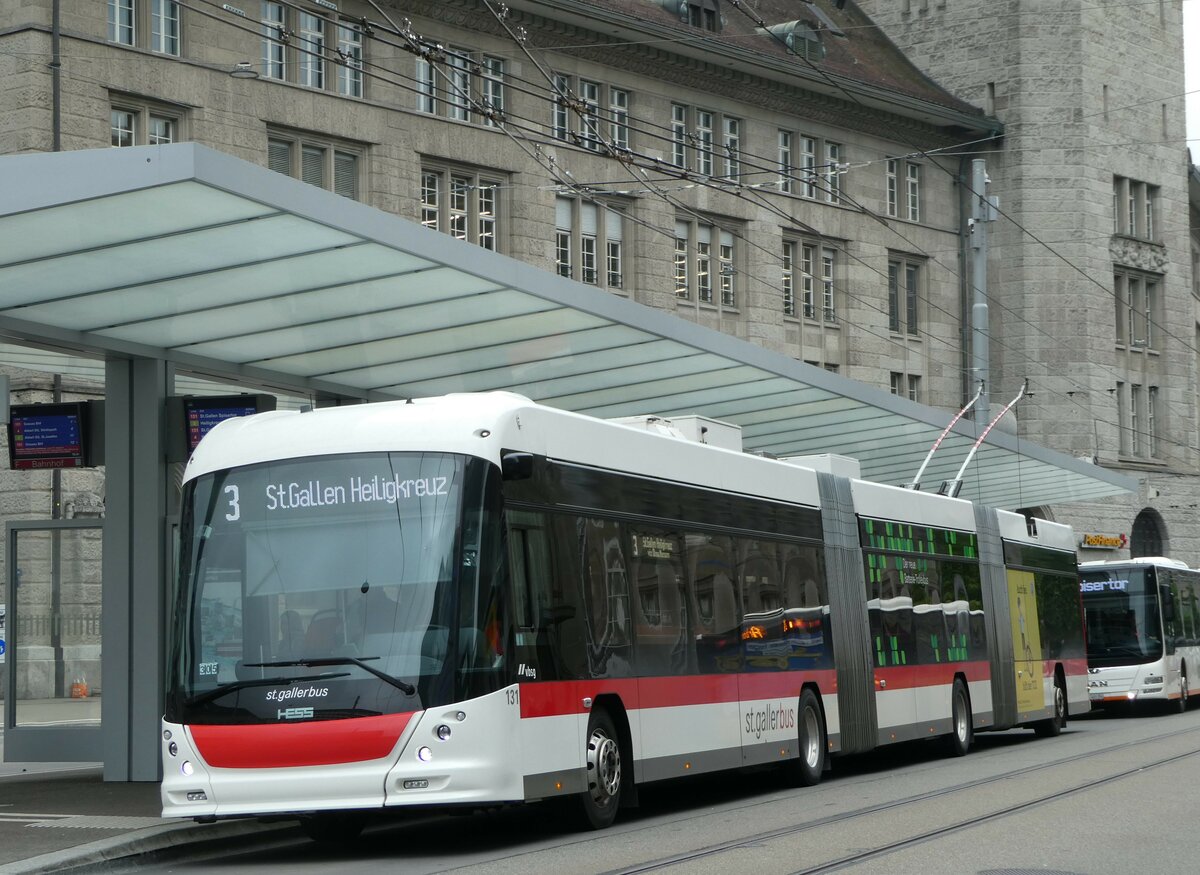 (250'064) - St. Gallerbus, St. Gallen - Nr. 131 - Hess/Hess Doppelgelenktrolleybus am 16. Mai 2023 beim Bahnhof St. Gallen