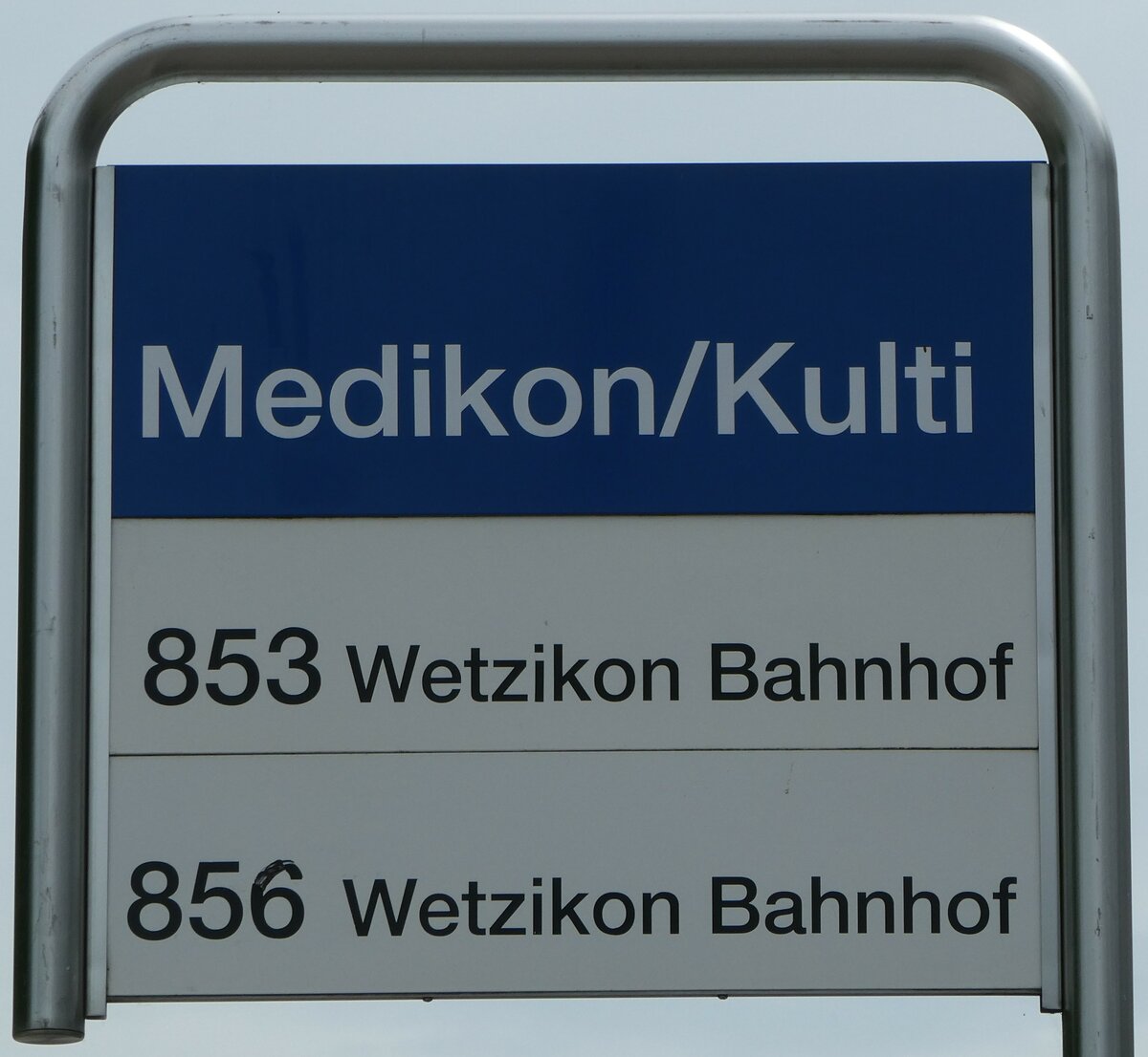 (250'359) - ZVV-Haltestellenschild - Wetzikon, Medikon/Kulti - am 21. Mai 2023