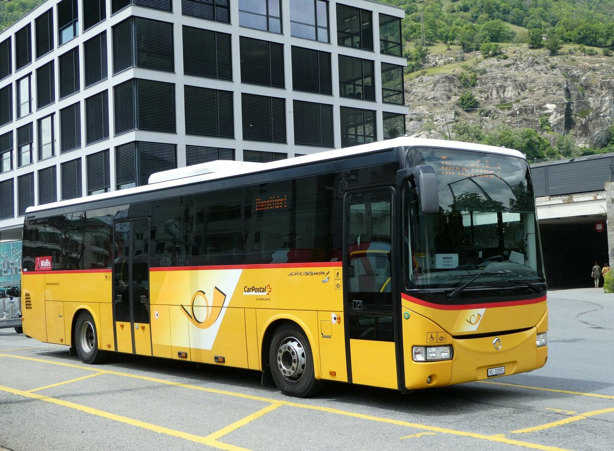 (250'375) - PostAuto Wallis - VS 32'092/PID 5460 - Irisbus (ex CarPostal Ouest) am 23. Mai 2023 beim Bahnhof Brig