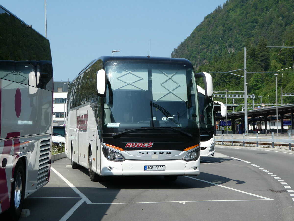 (250'694) - Aus Tschechien: Rubes, Risuty - 3SB 3009 - Setra am 29. Mai 2023 beim Bahnhof Interlaken Ost