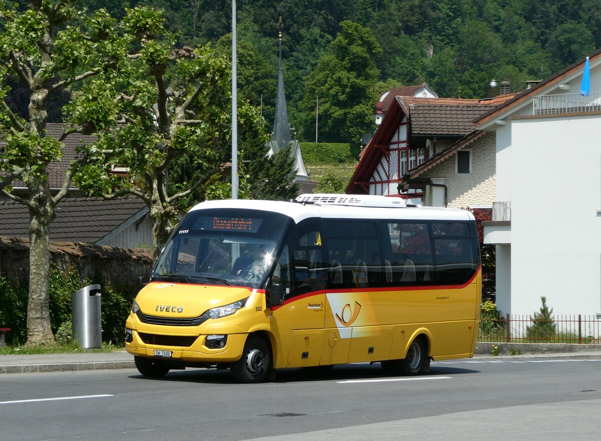 (250'862) - PostAuto Zentralschweiz - Nr. 302/OW 7400/PID 11'111 - Iveco/Rosero (ex Nr. 74; ex HW Kleinbus, Giswil) am 1. Juni 2023 beim Bahnhof Sarnen
