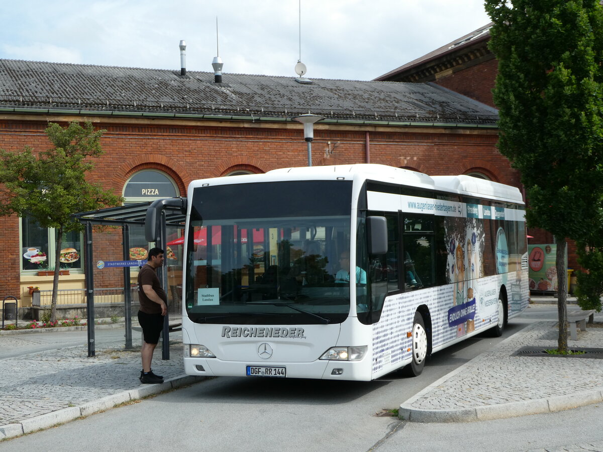 (251'071) - Reicheneder, Wallersdorf - DGF-RR 144 - Mercedes am 5. Juni 2023 beim Bahnhof Landau