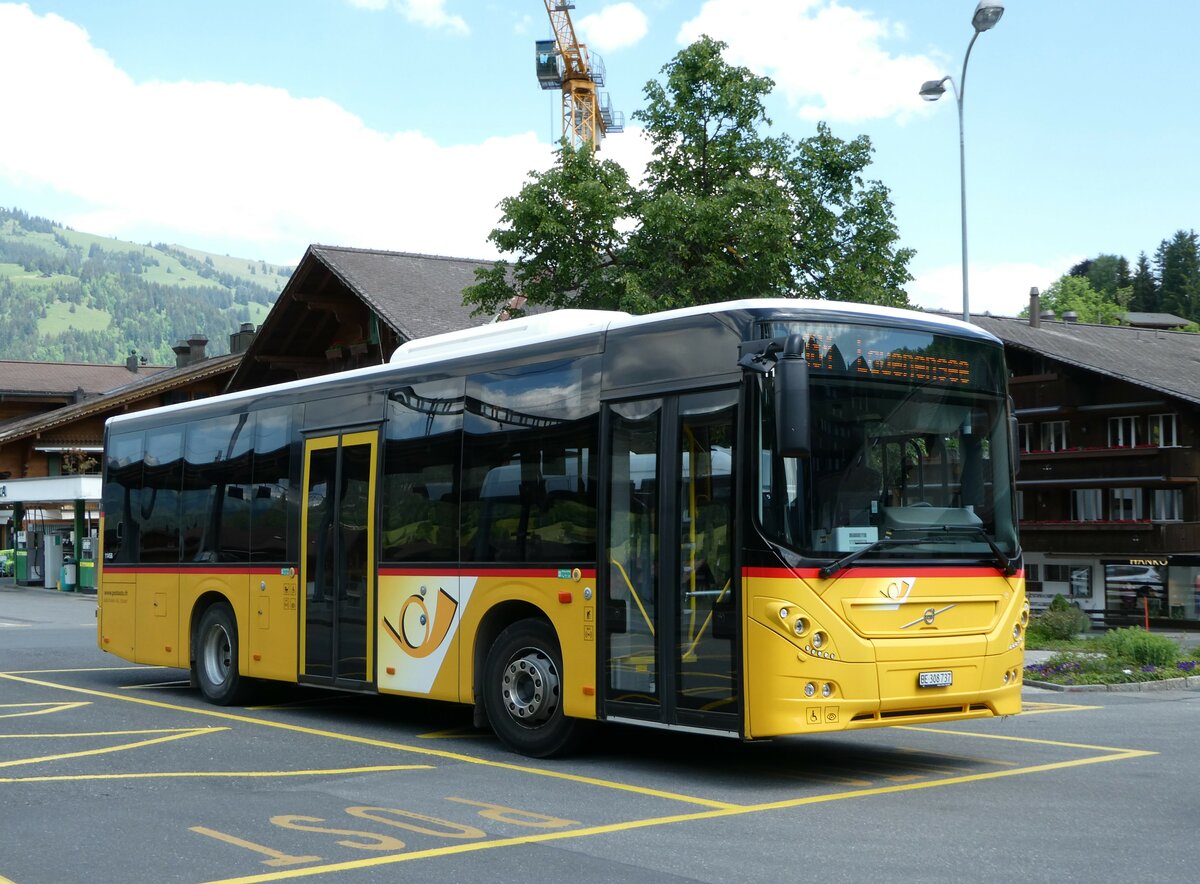(251'120) - Kbli, Gstaad - BE 308'737/PID 11'458 - Volvo am 6. Juni 2023 beim Bahnhof Gstaad