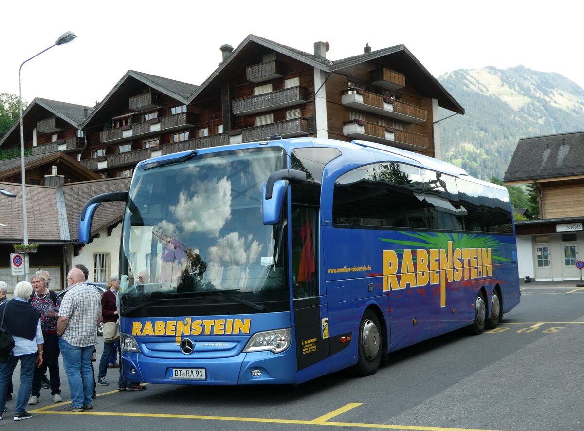 (251'145) - Aus Deutschland: Rabenstein, Bayreuth - BT-RA 91 - Mercedes am 6. Juni 2023 beim Bahnhof Gstaad