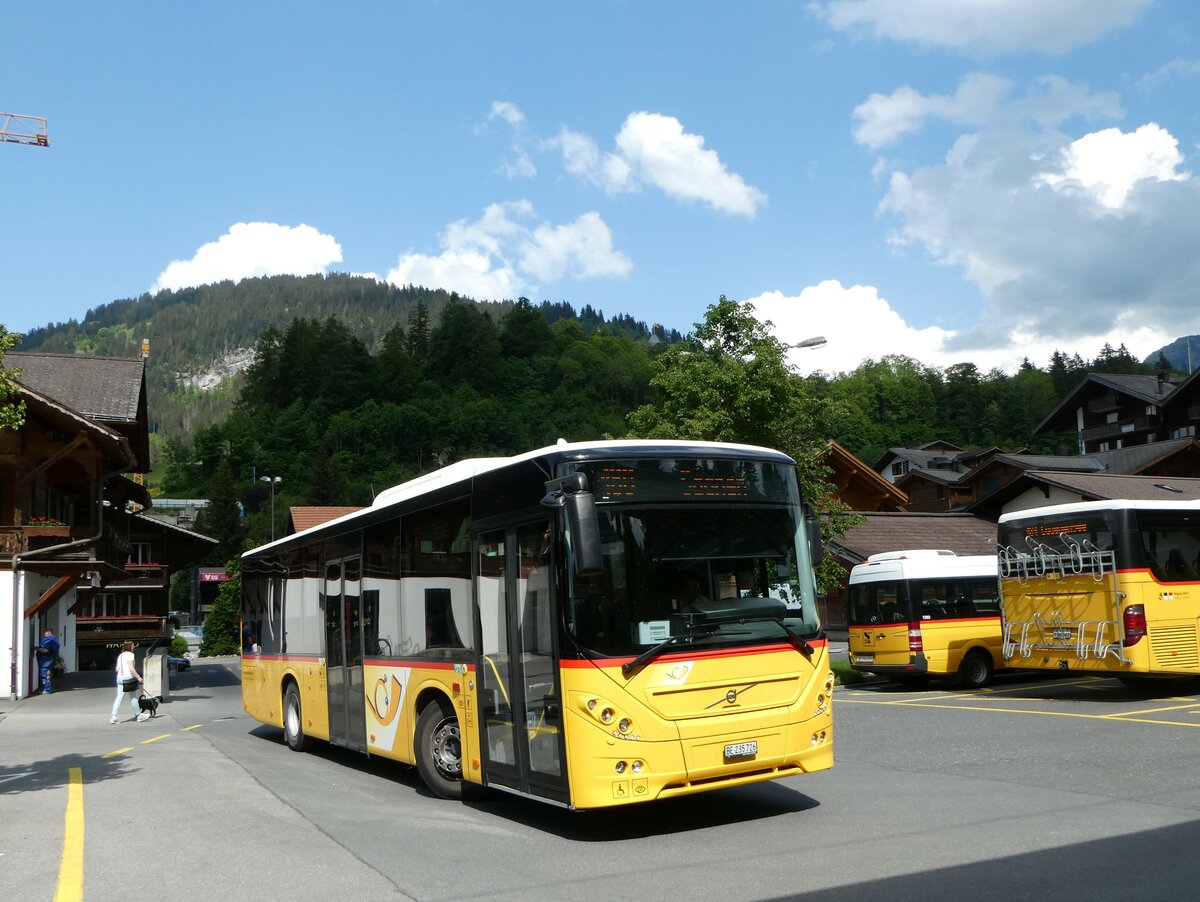 (251'153) - Kbli, Gstaad - BE 235'726/PID 10'535 - Volvo am 6. Juni 2023 beim Bahnhof Gstaad