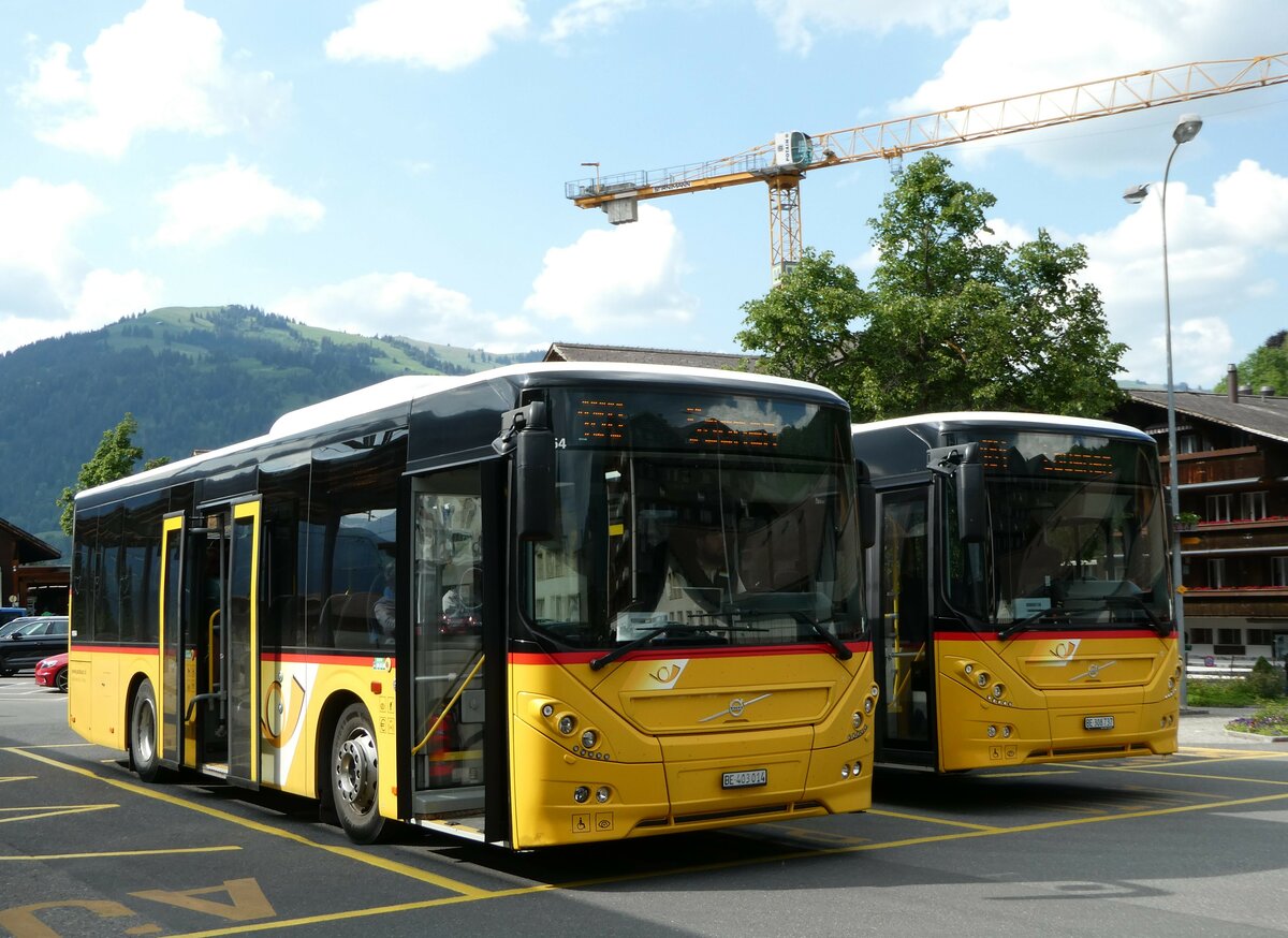 (251'157) - Kbli, Gstaad - BE 403'014/PID 10'964 - Volvo am 6. Juni 2023 beim Bahnhof Gstaad