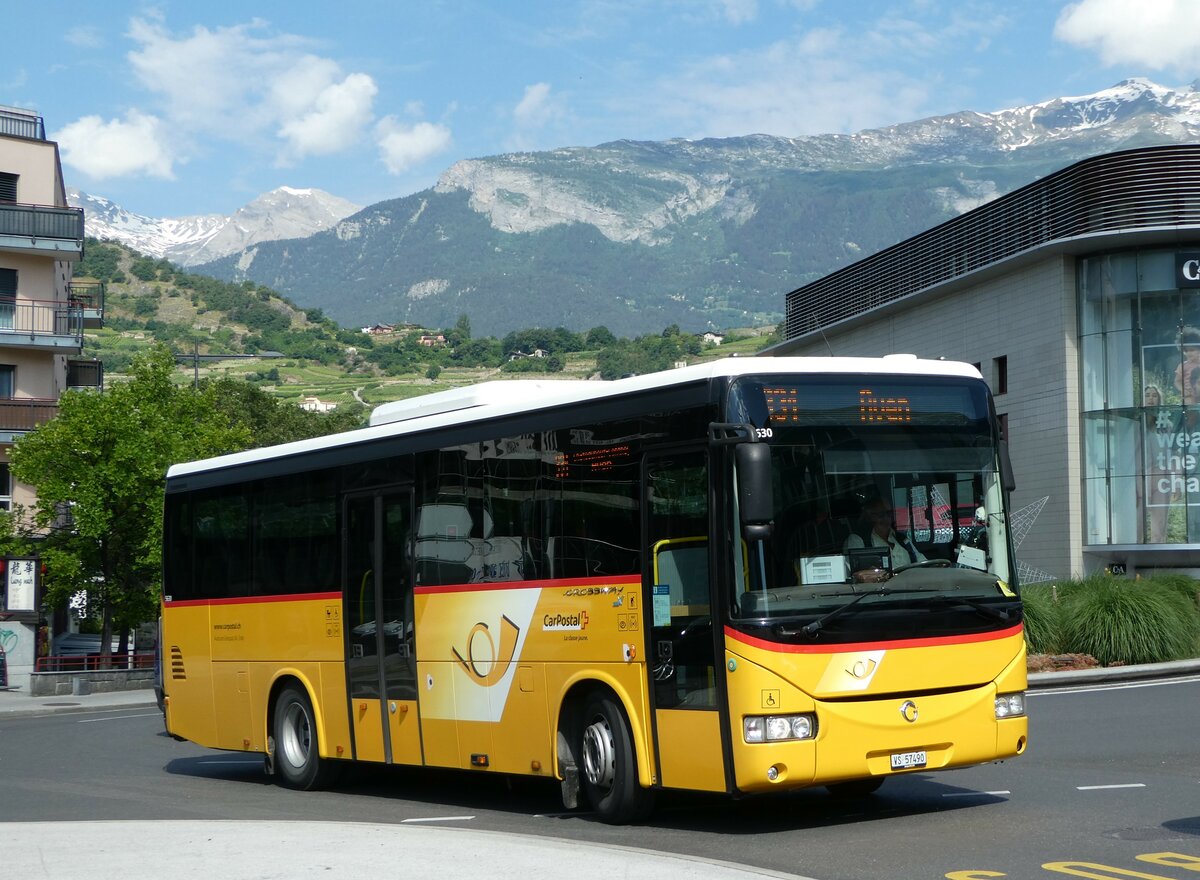 (251'207) - Evquoz, Erde - VS 57'490/PID 5630 - Irisbus am 9. Juni 2023 beim Bahnhof Sion