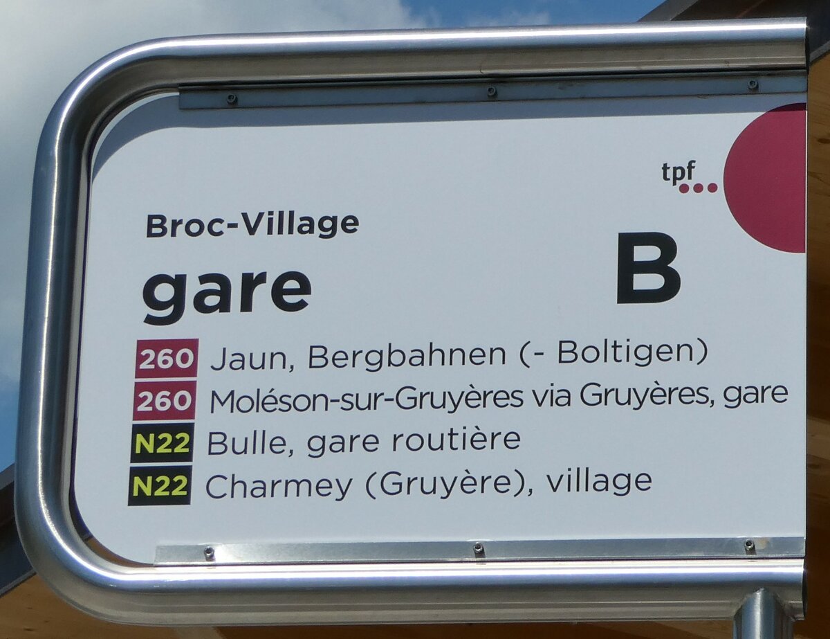 (251'546) - tpf-Haltestellenschild - Broc-Village, gare - am 15. Juni 2023