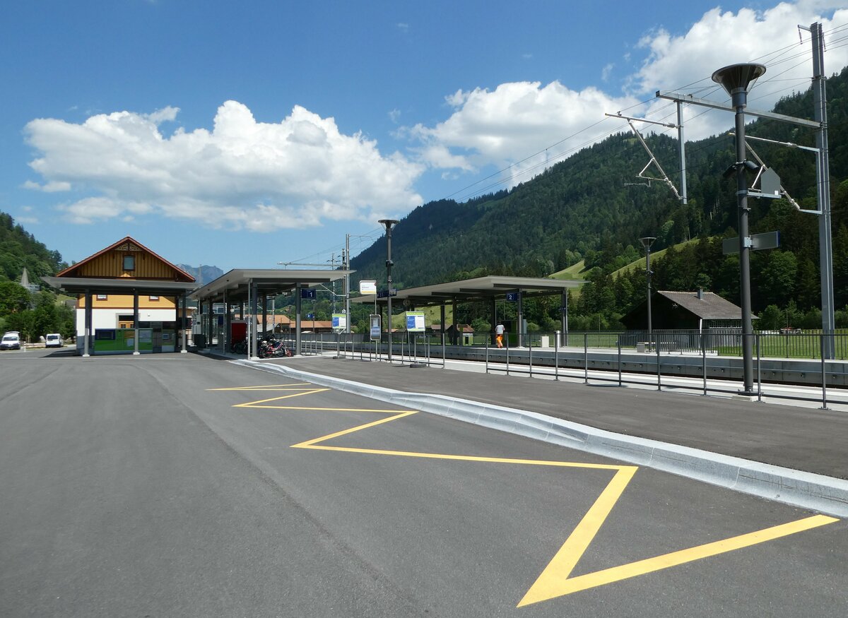 (251'564) - TPF/PostAuto-Haltestelle am 15. Juni 2023 beim Bahnhof Boltigen