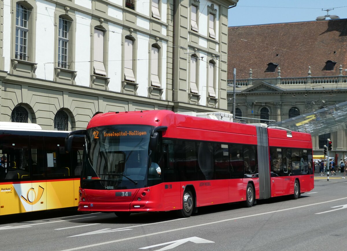 (251'627) - Bernmobil, Bern - Nr. 34 - Hess/Hess Gelenktrolleybus am 17. Juni 2023 beim Bahnhof Bern