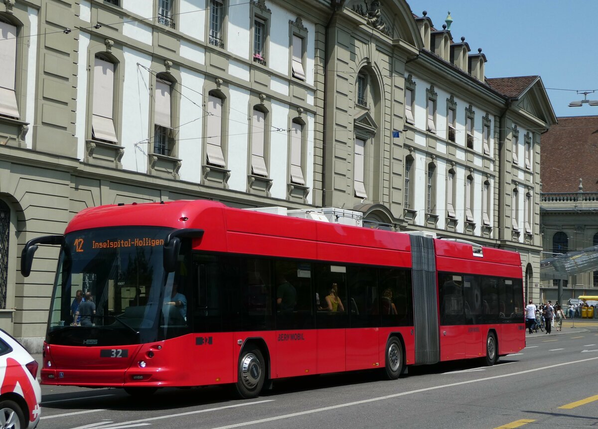 (251'630) - Bernmobil, Bern - Nr. 32 - Hess/Hess Gelenktrolleybus am 17. Juni 2023 beim Bahnhof Bern