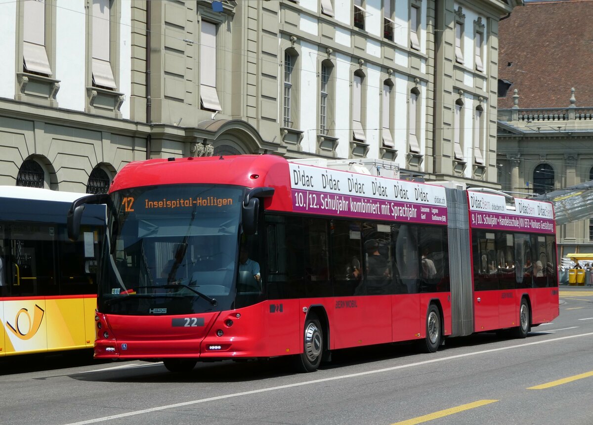 (251'633) - Bernmobil, Bern - Nr. 22 - Hess/Hess Gelenktrolleybus am 17. Juni 2023 beim Bahnhof Bern