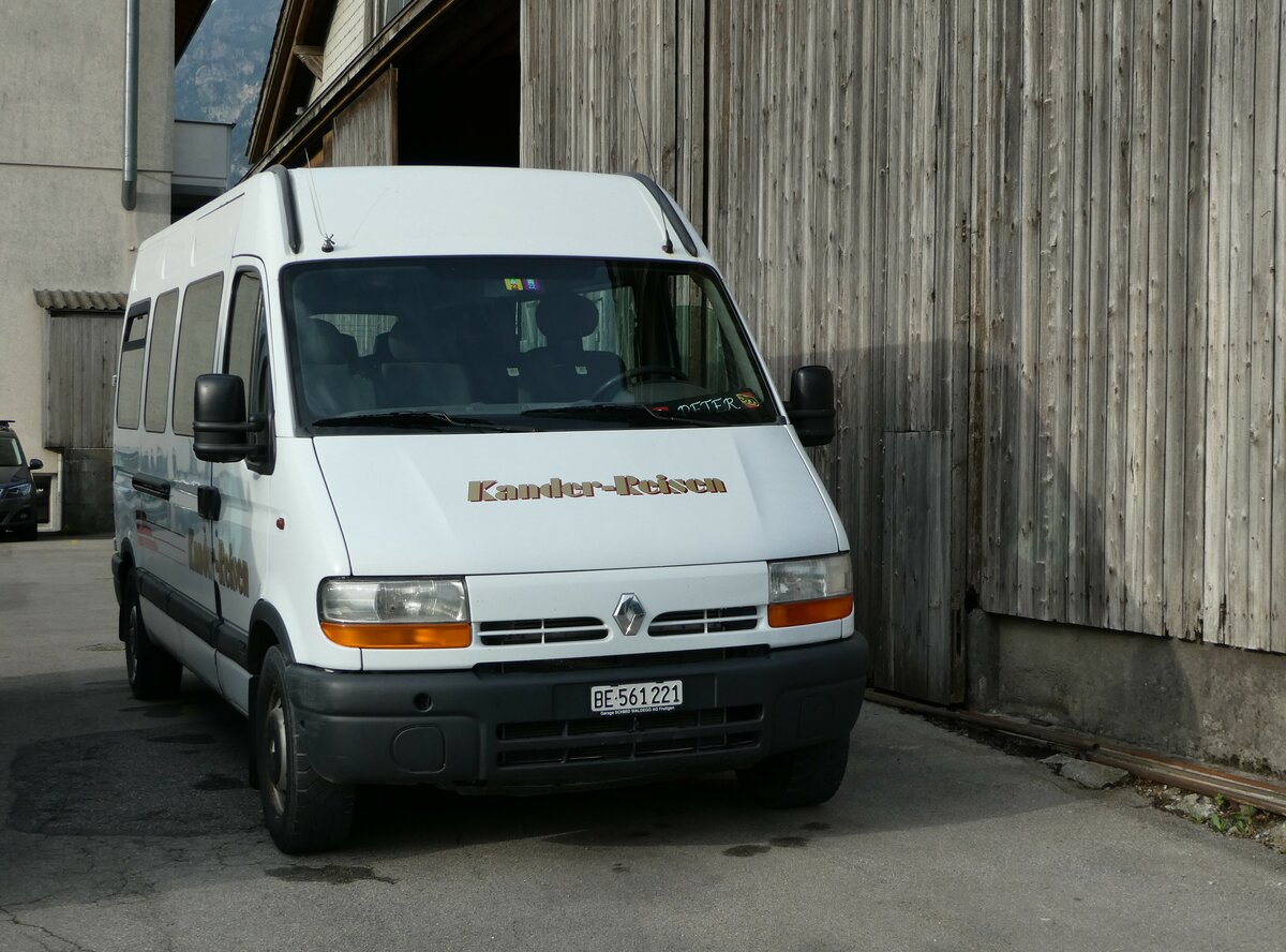 (251'836) - Kander-Reisen, Frutigen - Nr. 15/BE 561'221 - Renault am 21. Juni 2023 in Frutigen, Garage