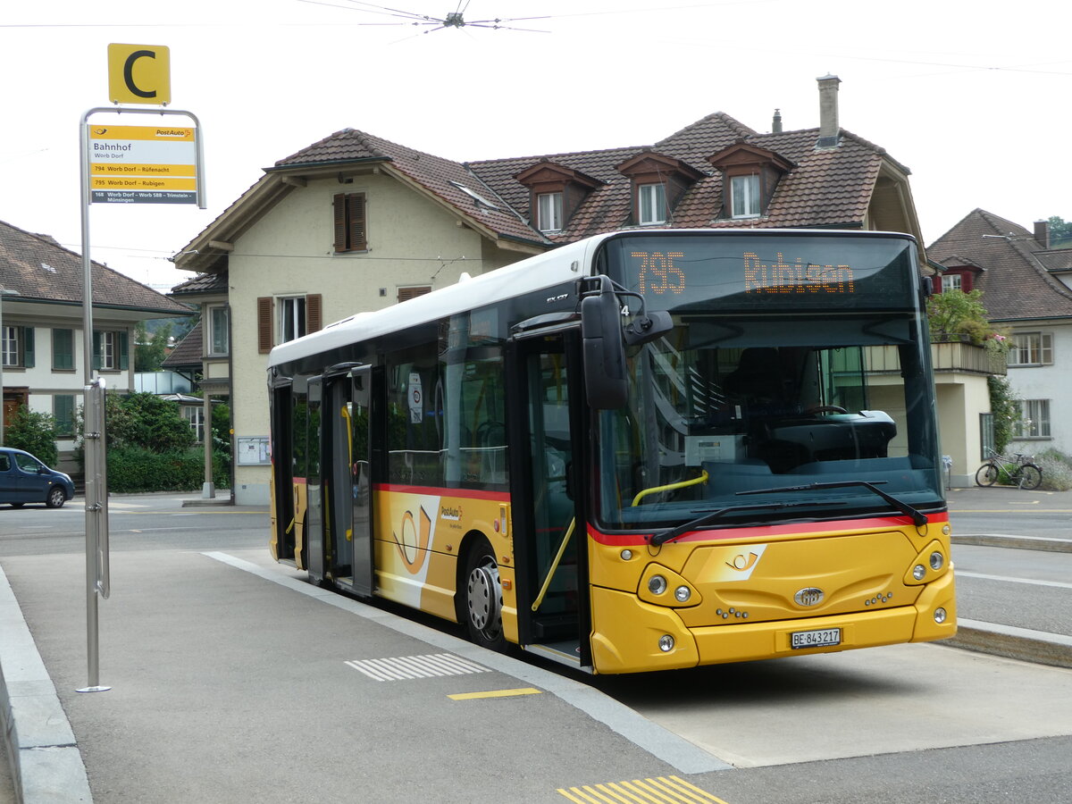 (251'881) - PostAuto Bern - Nr. 217/BE 843'217/PID 10'674 - Heuliez am 22. Juni 2023 beim Bahnhof Worb Dorf