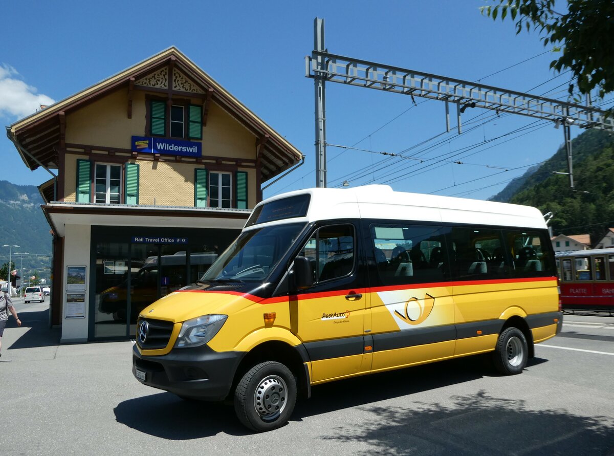 (251'996) - PostAuto Bern - BE 472'866/PID 10'284 - Mercedes am 24. Juni 2023 beim Bahnhof Wilderswil