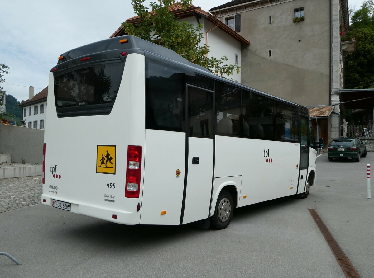 (252'199) - TPF Fribourg - Nr. 495/FR 301'520 - Iveco/ProBus am 1. Juli 2023 in Charmey, Primarschulhaus