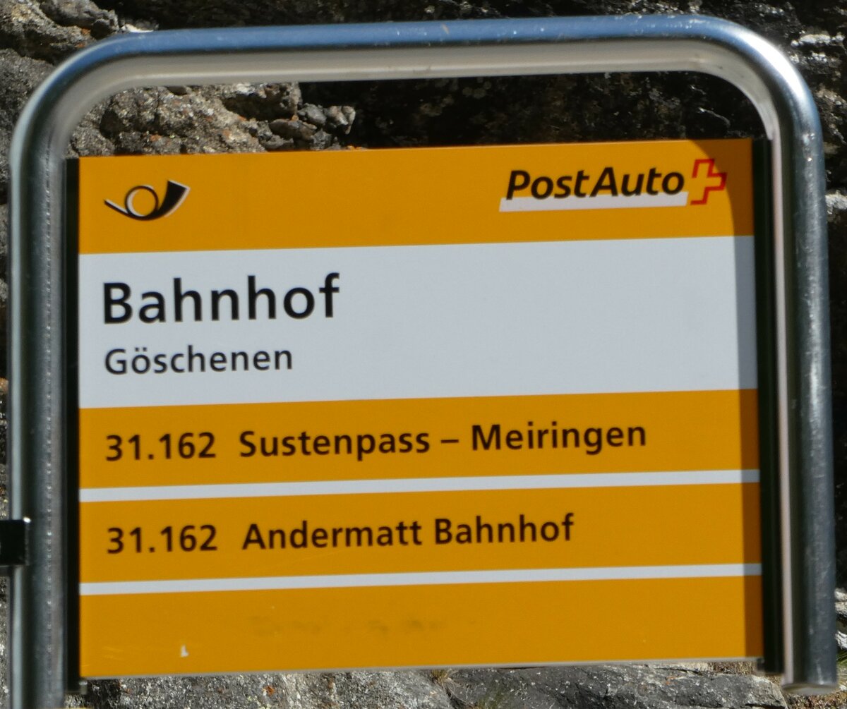 (252'542) - PostAuto-Haltestellenschild - Gschenen, Bahnhof - am 9. Juli 2023