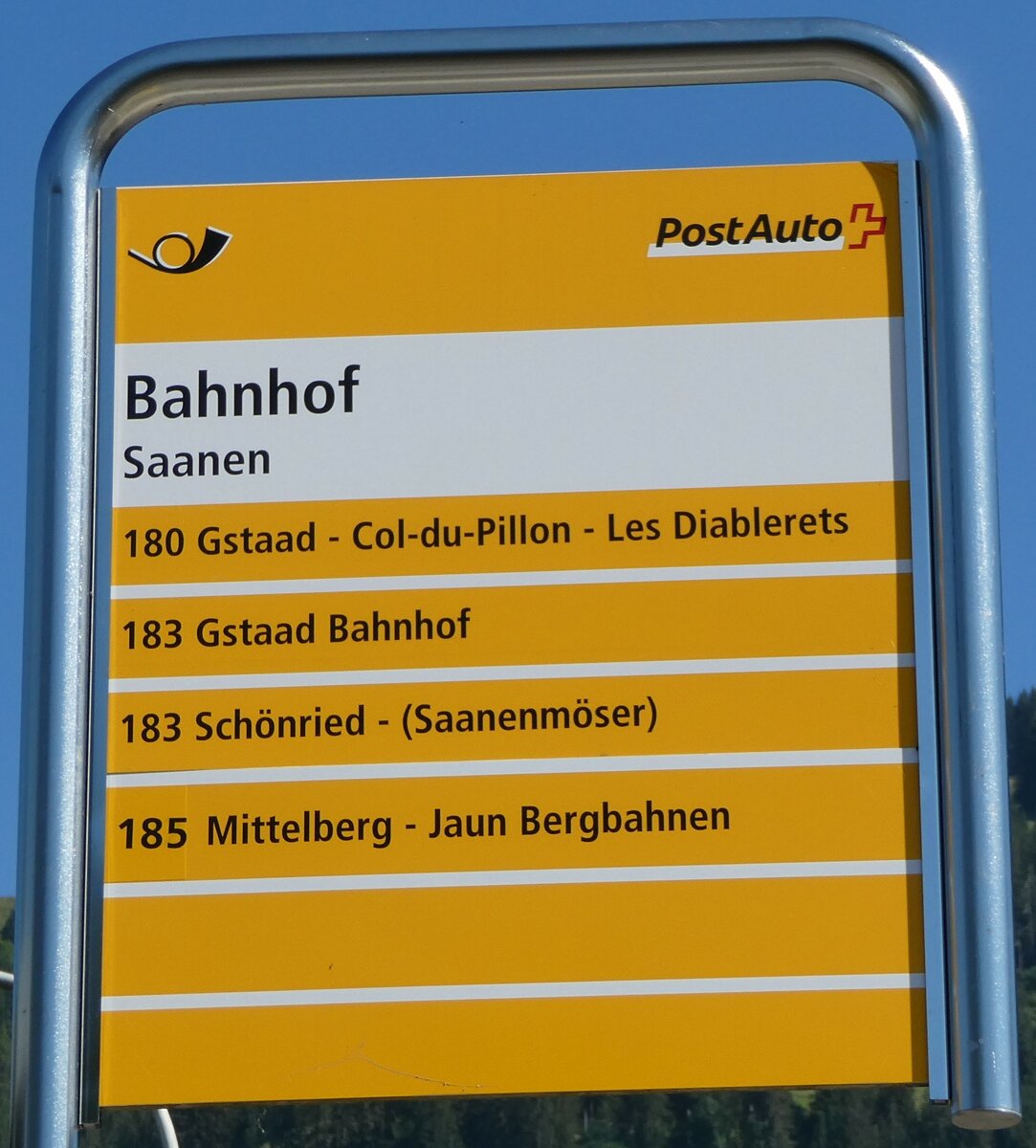 (252'597) - PostAuto-Haltestellenschild - Saanen, Bahnhof - am 11. Juli 2023