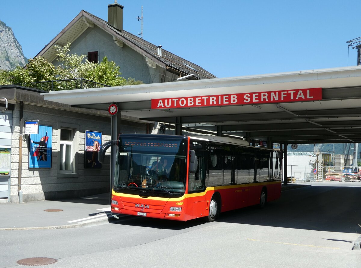 (252'705) - AS Engi - Nr. 1/SP/GL 7701 - MAN am 15. Juli 2023 beim Bahnhof Schwanden