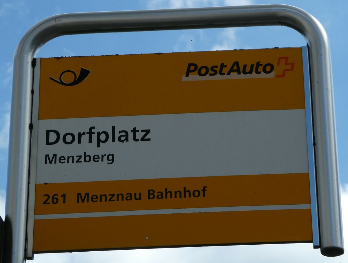(252'815) - PostAuto-Haltestellenschild - Menzberg, Dorfplatz - am 20. Juli 2023