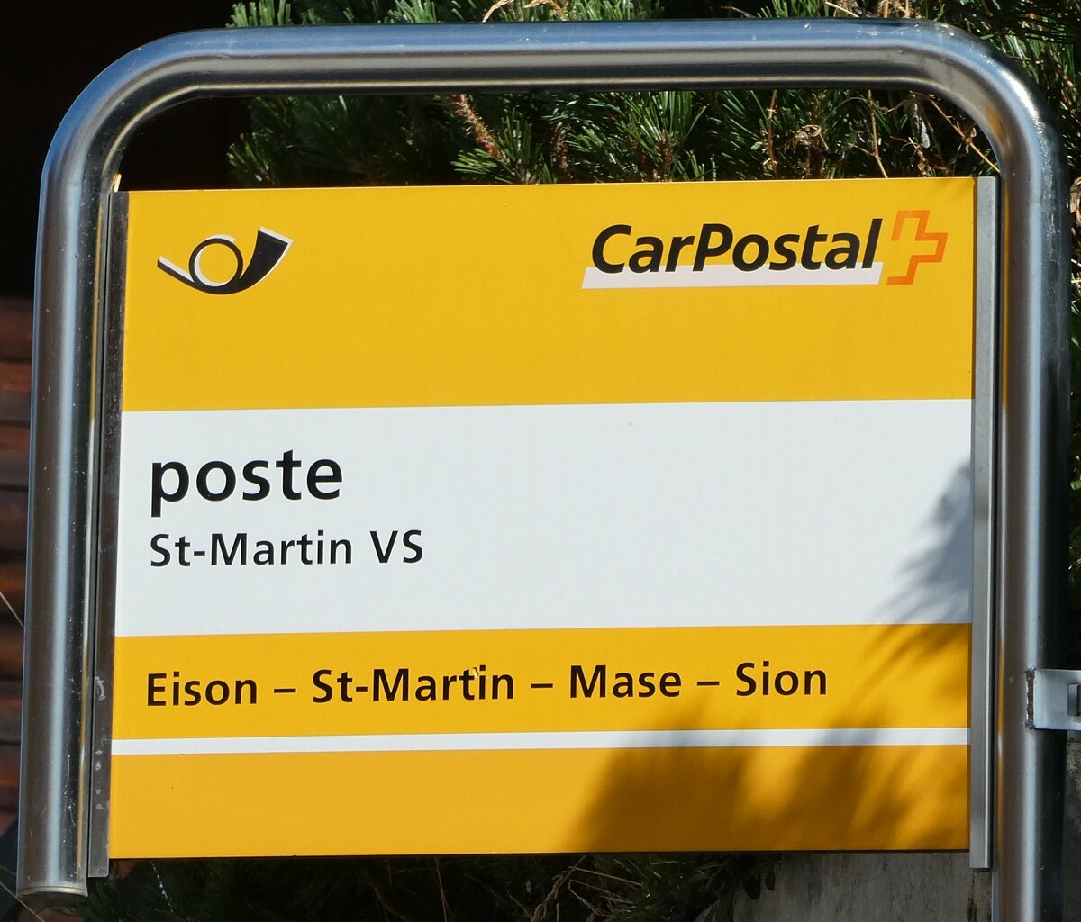 (253'178) - PostAuto-Haltestellenschild - St-Martin VS, poste - am 30. Juli 2023