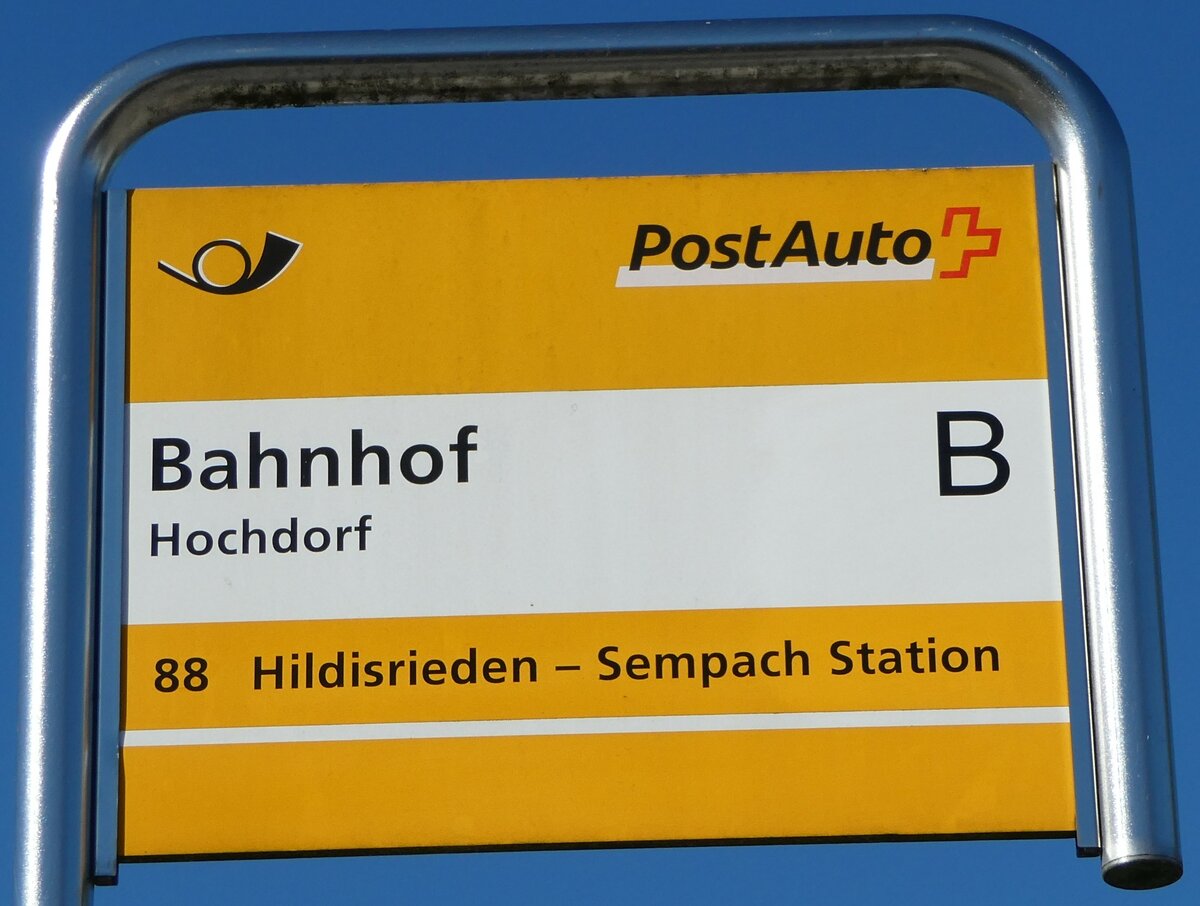 (253'311) - PostAuto-Haltestellenschild - Hochdorf, Bahnhof - am 3. August 2023