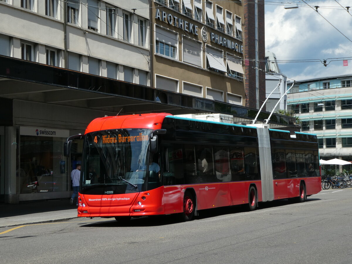 (253'717) - VB Biel - Nr. 94 - Hess/Hess Gelenktrolleybus am 12. August 2023 beim Bahnhof Biel