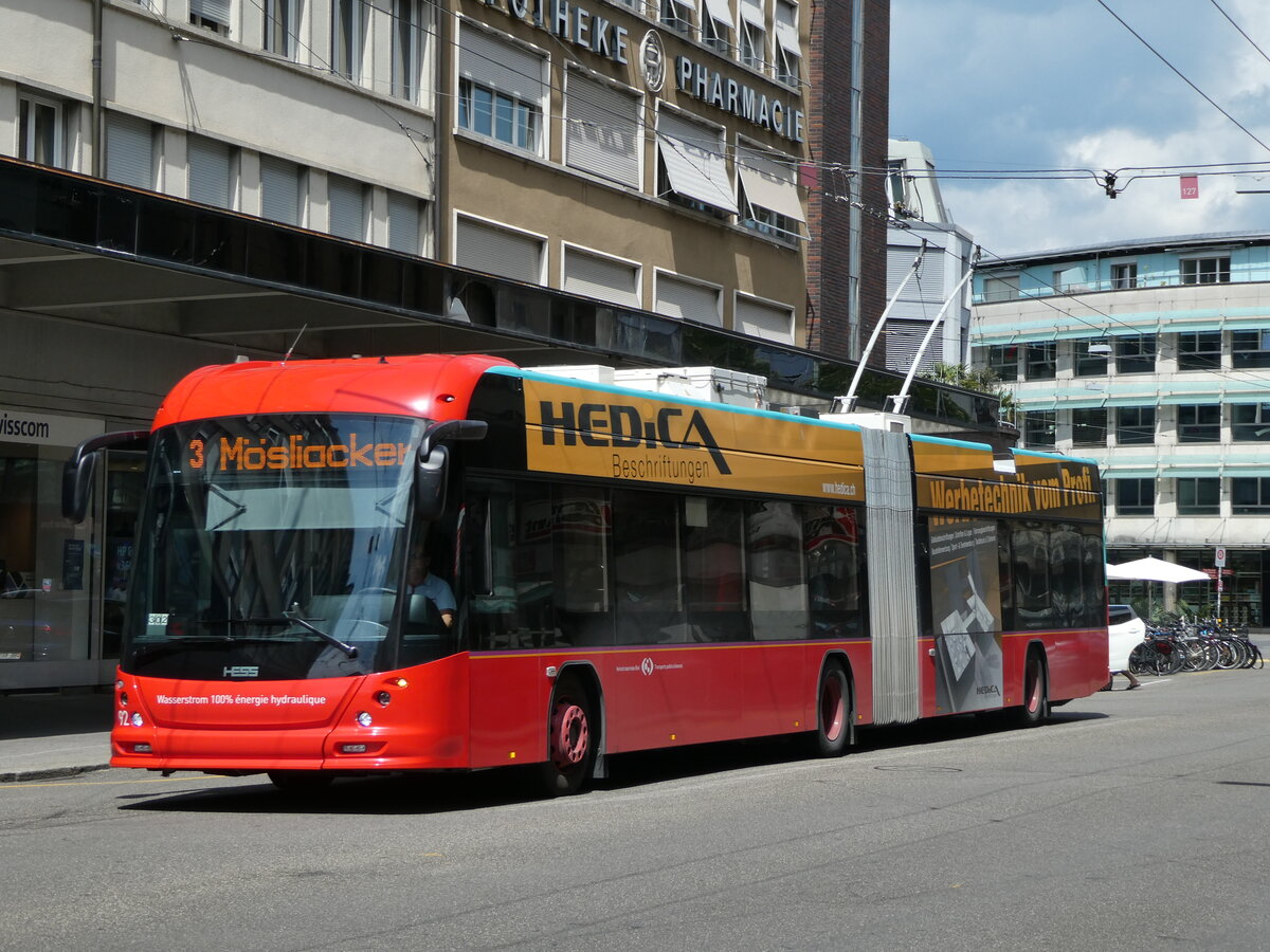 (253'718) - VB Biel - Nr. 92 - Hess/Hess Gelenktrolleybus am 12. August 2023 beim Bahnhof Biel