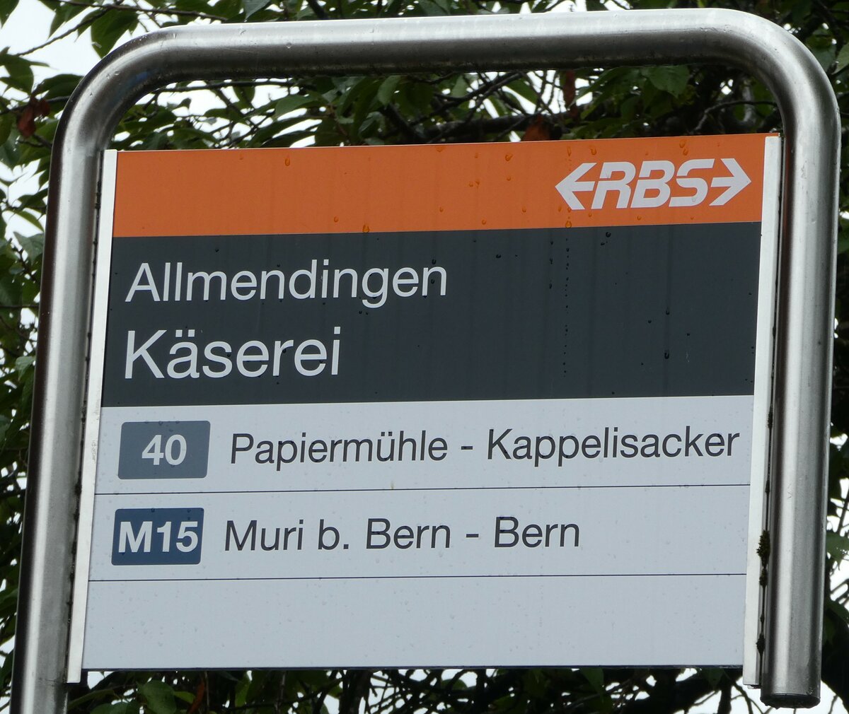 (254'283) - RBS-Haltestellenschild - Allmendingen, Kserei - am 28. August 2023