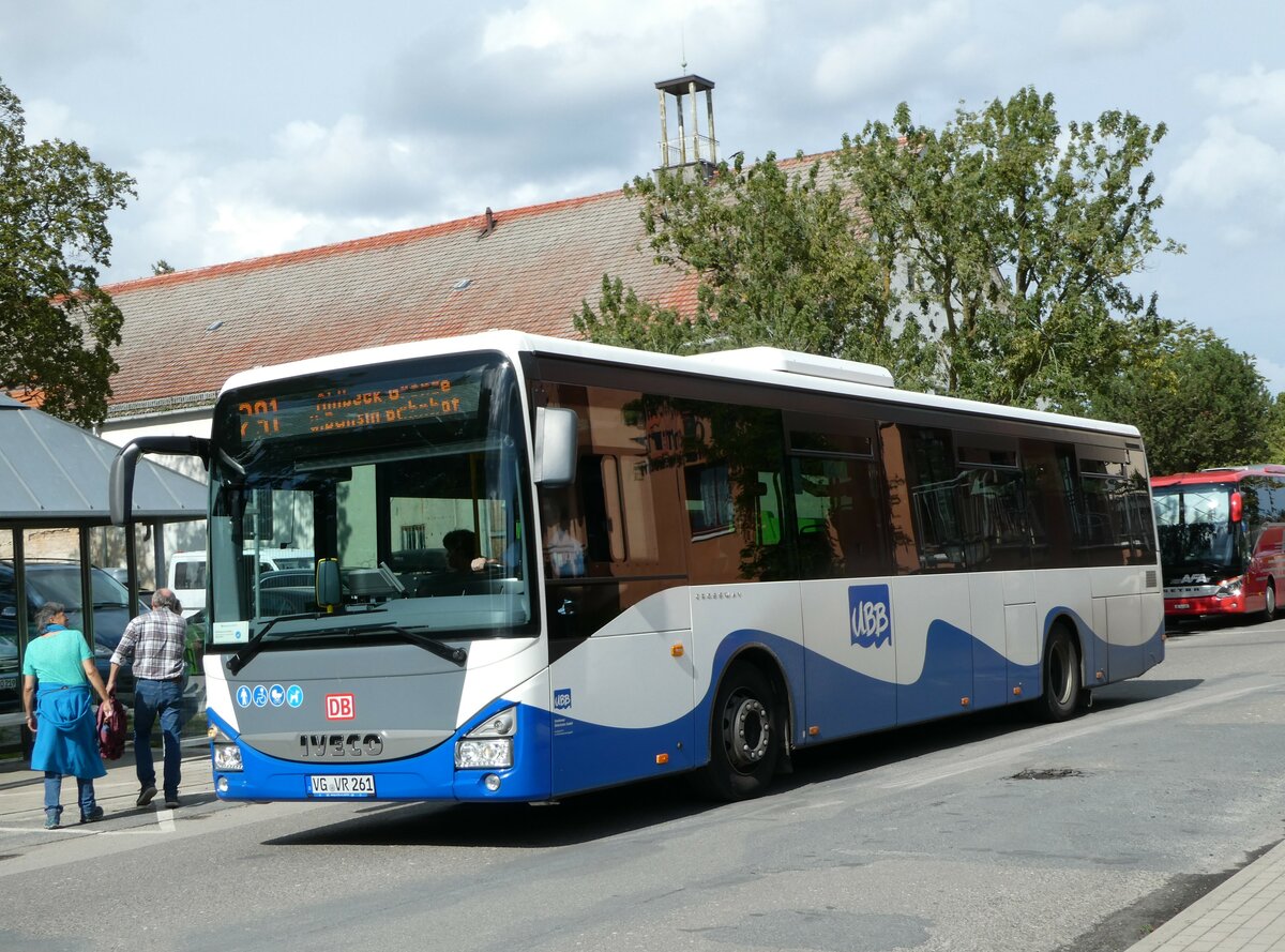 (254'469) - UBB Heringsdorf - VG-VR 261 - Iveco am 31. August 2023 in Ahlbeck, Rathaus