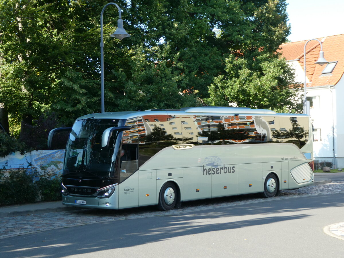 (254'590) - Heserbus, Warmensteinbach - BT-AR 444 - Setra am 1. September 2023 in Binz, Haltepunkt Reisebusse