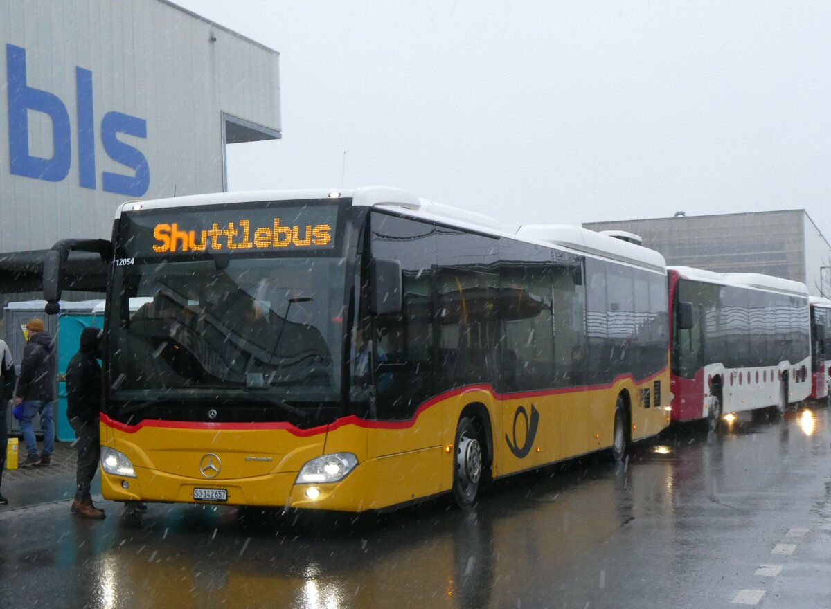(255'199) - Steiner, Messen - SO 142'657/PID 12'054 - Mercedes am 6. Januar 2024 beim Bahnhof Frutigen