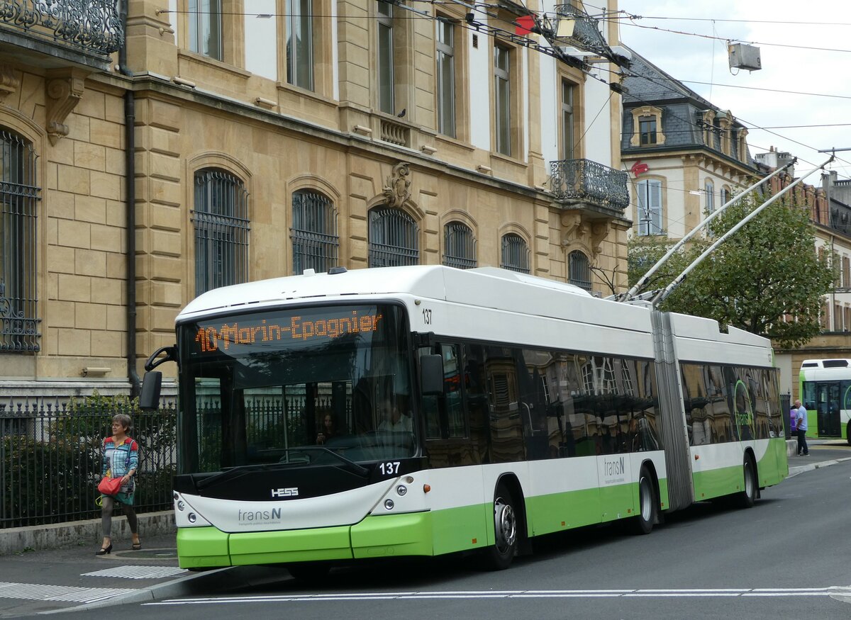 (255'227) - transN, La Chaux-de-Fonds - Nr. 137 - Hess/Hess Gelenktrolleybus (ex TN Neuchtel Nr. 137) am 16. September 2023 in Neuchtel, Place Pury
